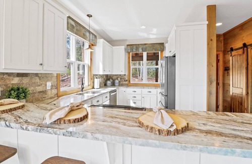 Cherry Log House | Views Views Views, Comfort, Location, Amenities