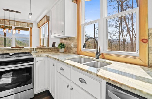 Cherry Log House | Views Views Views, Comfort, Location, Amenities