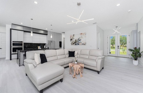 White Marsh Apartment | Vila 166 - Moderna Rotonda
