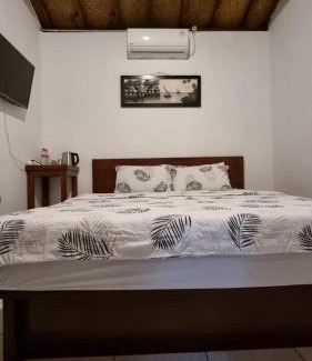 Pogung Lor Villa | Vila Mas Banana Leaf Vila