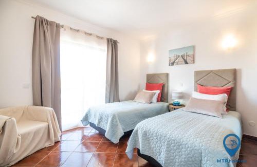 Correeira House | Vila Nico by MTPhomes