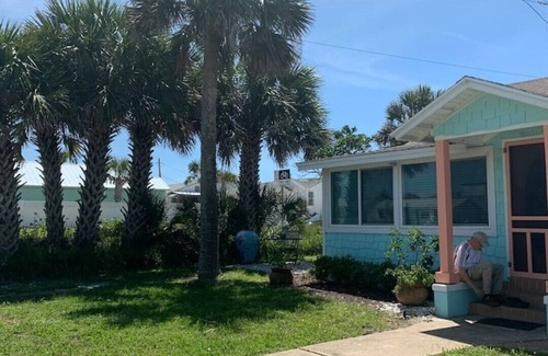 Vilano Beach Cottage | Vilano Beach Cottage, 1/2 block to Surfside Beach. Historic Capo Cottage