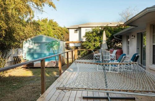 Vilano Beach House | Vilano Vacation - Entire House! Walk to Beach! 4 miles to Downtown Historic St Augustine! Dog Friendly