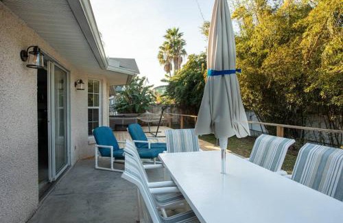 Vilano Beach House | Vilano Vacation - Entire House! Walk to Beach! 4 miles to Downtown Historic St Augustine! Dog Friendly