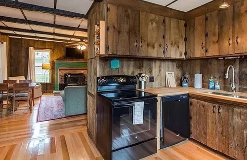 Vilas Cottage | Vilas Cottage - Located less than 10 min from King Street, 100yr old farm house