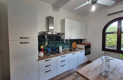 Sarroch Villa | Villa bifamiliare con giardino con tre camere da letto a 300 MT dalla spiaggia