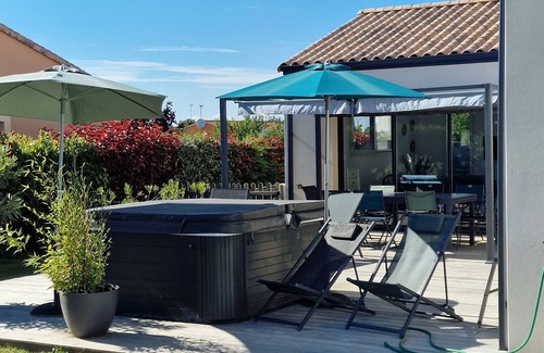 Saint-Vincent-sur-Jard Villa | Villa 10/12 p. SWIMMING POOL, SPA & PRIVATE SAUNA 2 kms from the beach, marshes, forests