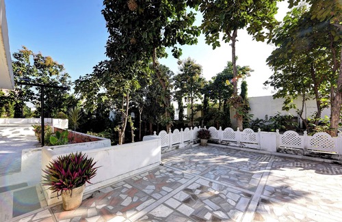 Udaipur Apartment | Villa 10 Para - 2BHK City Center Stay Balcony Green Surroundings 4 Pax
