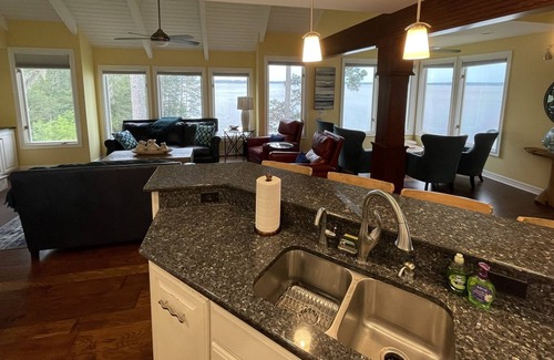 Negreet Villa | Villa 2@Bailey Bluff*4 bedrooms*4.5 bathrooms*Swimming Pool*Large Deck Lakeside