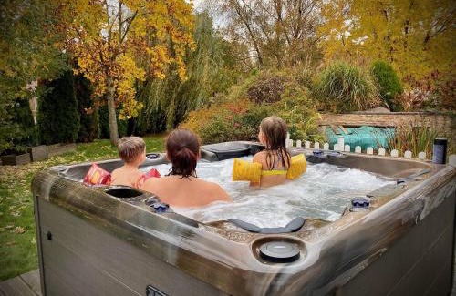 Laval-sur-Vologne Villa | Villa 200m2 avec PISCINE chauffée & SPA & sauna & kota-grill