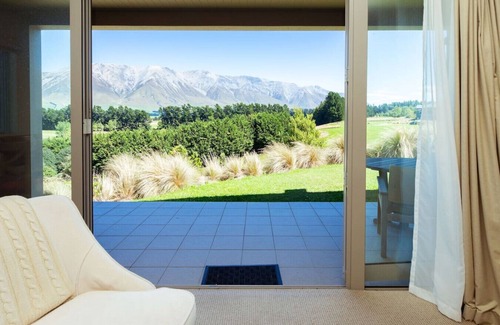 Windwhistle Apartment | Villa 206 Front Row Golf Views, Terrace Downs
