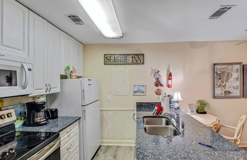 Jekyll Island Condo | Villa 208 - charming condo close to pool and beach