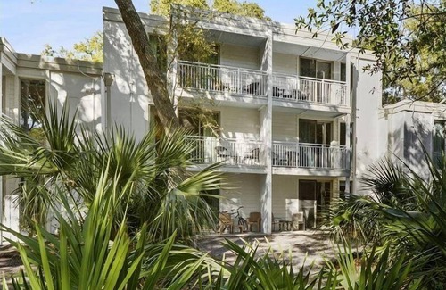 Jekyll Island Condo | Villa 208 - charming condo close to pool and beach