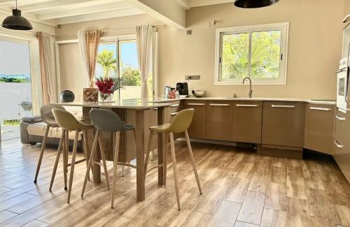 Le Lamentin House | Villa 4 étoiles MWoodsuite MartiniqueSun - Coquet & Central avec piscine et jardin privé