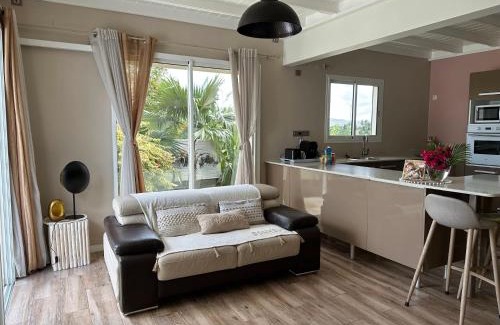 Le Lamentin House | Villa 4 étoiles MWoodsuite MartiniqueSun - Coquet & Central avec piscine et jardin privé