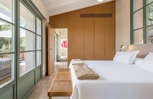 Esporles House | Villa #8- Life in middle of a vineyard, with a 600 Mb WIFI. Made for Nomads.