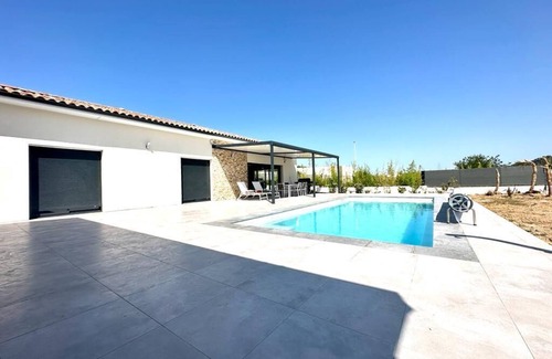 Cessenon-sur-Orb Villa | Villa 8 People Swimming Pool Pétanque BBQ