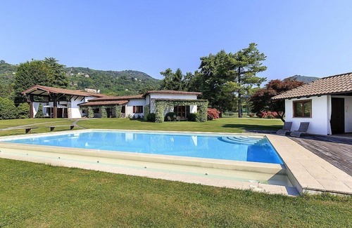 Solcio Villa | Villa Adelinda: A luxurious one-story villa located right on the Lake Maggiore, with Free WI-FI.