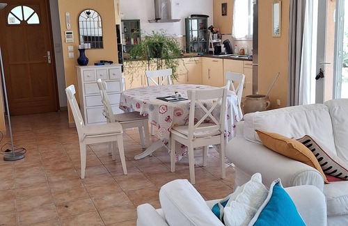 Caunes-Minervois Villa | VILLA AIIR-CONDITIONED/SWIMMING POOL/GARDEN/4 BEDR./2 BATHS/8BEDS/BOXWIFI