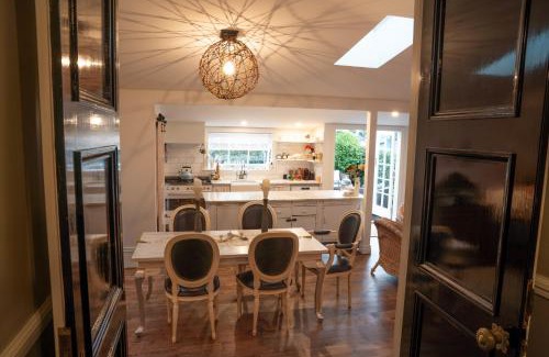 Akaroa House | Villa Akaroa - Akaroa Pet Friendly Holiday Home