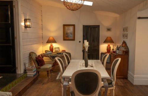 Akaroa House | Villa Akaroa - Akaroa Pet Friendly Holiday Home