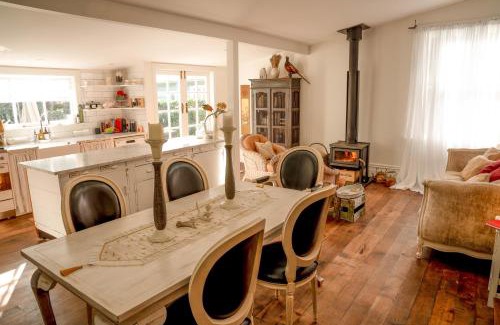 Akaroa House | Villa Akaroa - Akaroa Pet Friendly Holiday Home