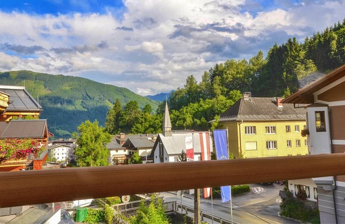 Zell am See Ski Chalet | Villa Alpenbach - Only 5 minutes walk to the ski-lift! Ski bus to "Schmittenhöhe" in front of the ho