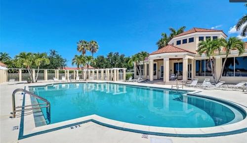 North Naples Apartment | Villa Amalfi -Golf Clubs -Deluxe Sleep-Smart TVs-2 Pools-Pets-Beach-WiFi