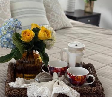 North Naples Apartment | Villa Amalfi -Golf Clubs -Deluxe Sleep-Smart TVs-2 Pools-Pets-Beach-WiFi