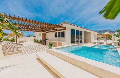 Esmeralda Villa | Villa Amandari 2min from Palm Beach, Billiard, HotTub, Private Pool By AtMonchi