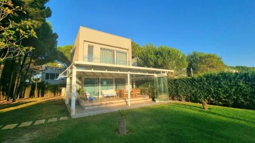 Ishem Villa | Villa Amorino by the Sea
