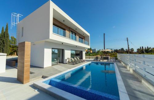 Pegeia Villa | Villa Andre, walking distance to Coral Bay