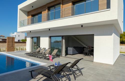 Pegeia Villa | Villa Andre, walking distance to Coral Bay