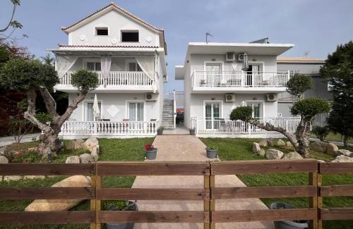 Amoudi Apartment | Villa Antonis deluxe apartments