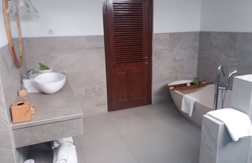 Colomadu House | Villa Aquin