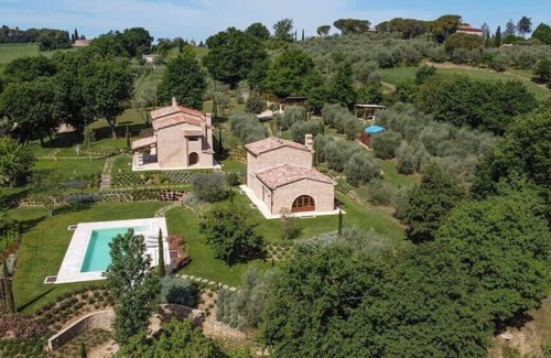 Foiano della Chiana Villa | Villa Arezzo Summary: