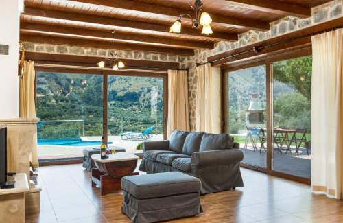 Asigonia Villa | Villa Asigonia with Heated Pool & Whirlpool