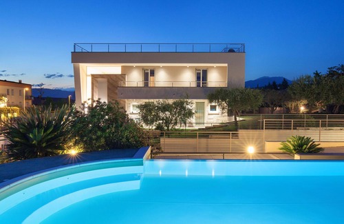 Cisano Apartment | Villa Aurora-Holiday Home APT 2 with pool