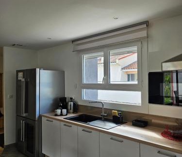 Cornebarrieu Apartment | Villa avec baignoire balnéo véranda & jardin