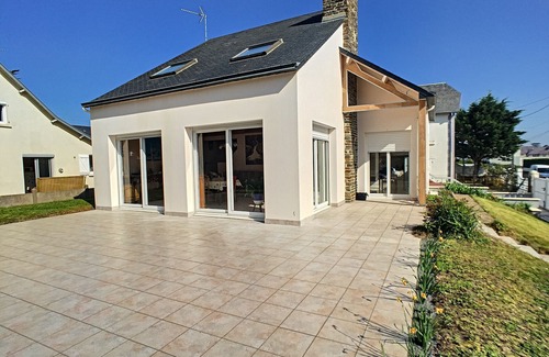 Jullouville-les-Pins House | Villa avec Jardin, à 100m de la Plage et Proche Commerces - Spacieuse et Confortable