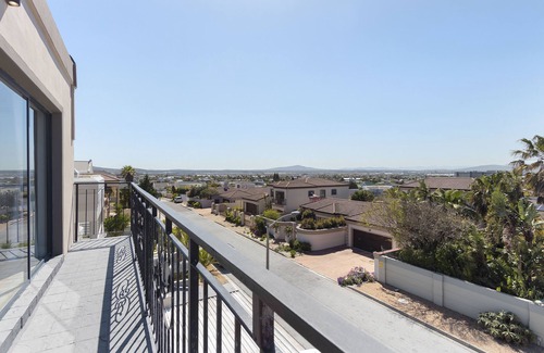 West Beach House | Villa Balmoral 14 - Six Bedroom House, Sleeps 12