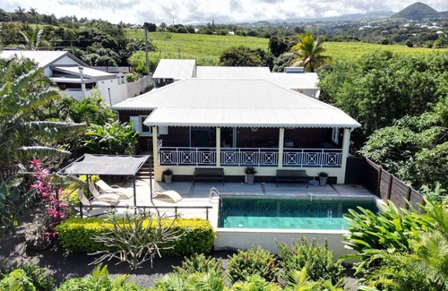 Montvert-les Bas House | villa * beautiful sea view near St Pierre