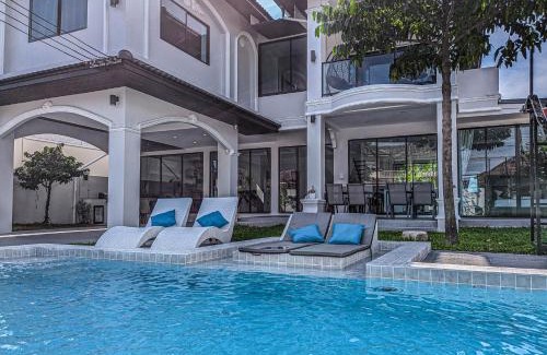 Central Pattaya Villa | Villa Bella 2 - 7 Bedroom Luxury Pool Villa - 14min to Walking Street