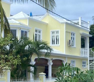 Blue Bay House | Villa Bella Charming Beachfront Guesthouse