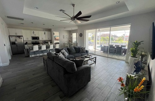 Trafalgar House | Villa Bellissima awaits for an unforgettable vacation - 3 BR, Pool, Waterfront