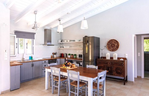 Mpogdanatika House | Villa Bettie - Comfortable Spacious 3BR Villa NR Gaios w/Private Pool