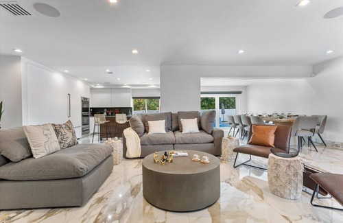 Highland Lakes Villa | Villa Bianco ☀️Spacious Luxury 5 bed 3.5 bath ☀️New Pool & BBQ ☀️Aventura Mall
