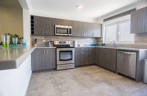 Bakval Villa | Villa Blue Heaven- 4BR-4BA-4BE, 2 min drive to BEACH!