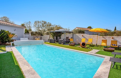 Plaissan Villa | Villa Bohemienne by Villa Plus