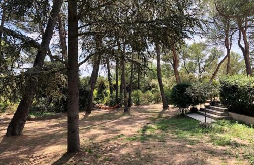 La Bastide-des-Jourdans Villa | Villa Bois Romay dans le Luberon avec piscine, tennis et pétanque.